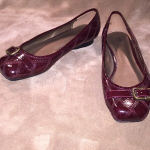 Studio 1940 Sz 8 wine quilted pattern patent flats